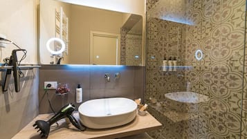Deluxe Double or Twin Room | Bathroom | Shower, rainfall showerhead, eco-friendly toiletries, hair dryer