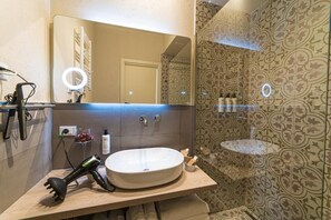 Deluxe Double or Twin Room | Bathroom | Shower, rainfall showerhead, eco-friendly toiletries, hair dryer - SMARTFIT HOUSE (Pescara)