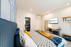 Ropa de cama de alta calidad, cubrecamas y minibar 