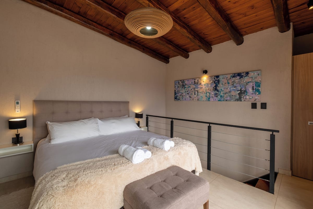1 bedroom, Egyptian cotton sheets, premium bedding, down comforters