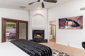4 bedrooms, desk, iron/ironing board, travel cot - Luxury Scottsdale Retreat! Heated Pool | Mini Golf (Scottsdale)