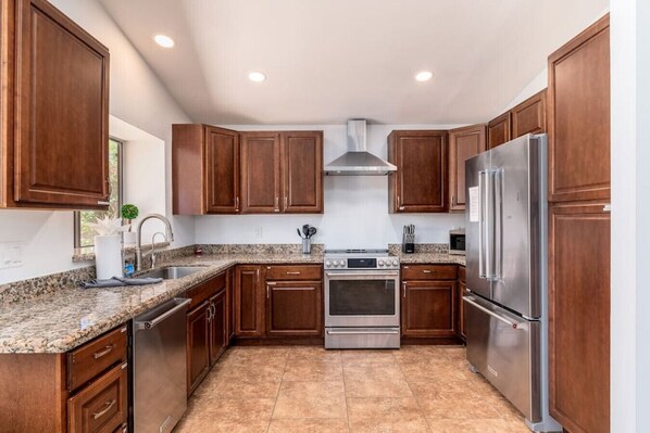 冷蔵庫、電子レンジ、オーブン、コンロ