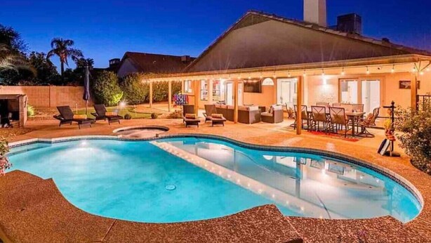 A swimming pool with a house in the background. - Luxury Scottsdale Retreat! Heated Pool | Mini Golf (Scottsdale)