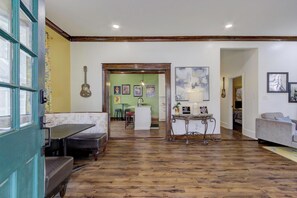 Interior - Cozy Bluff City Bungalow -3.5 miles to Downtown Memphis (Memphis)