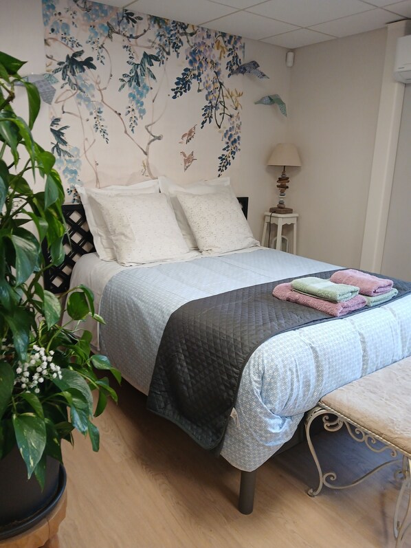 1 habitación, escritorio, tabla de planchar con plancha y wifi gratis 