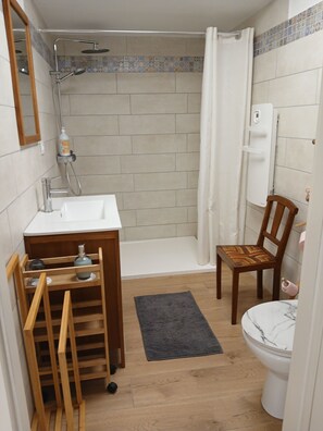 Regadera, toallas, jabón, papel de baño 