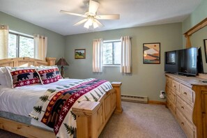 2 室のベッドルーム、デスク、旅行用ベビーベッド、WiFi (無料)