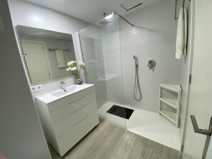 Handtücher, Seife, Toilettenpapier