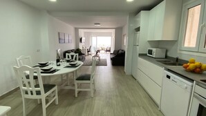 Un apartamento moderno con comedor, cocina y sala de estar.