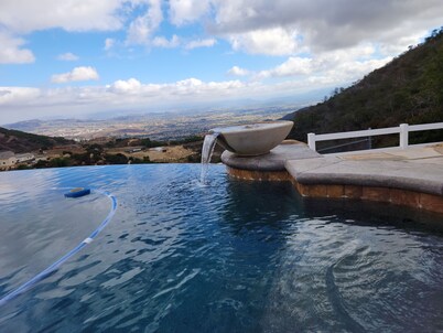 Private Vineyard Oasis: Luxe Estate, 360 Views, Pool/Spa, Theatre, Sports Court!