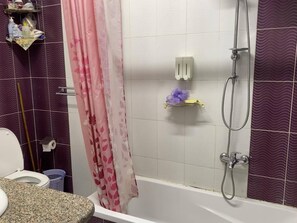 Shower, towels, soap, shampoo - comfortable and relaxed apartment (محافظة أسيوط)