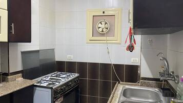 Réfrigérateur, four, moulin à café