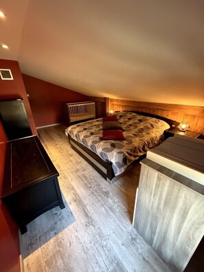 3 bedrooms, desk, travel cot, free WiFi