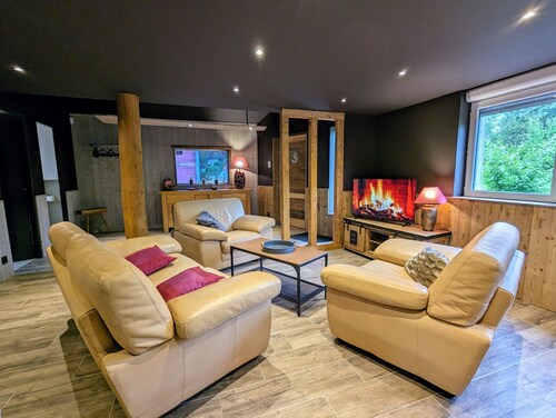 2** mountain chalet. Ideal for a family, dog accepted. Close to skiing and activities.
