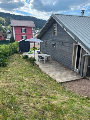 Outdoor dining - 2** mountain chalet. Ideal for a family, dog accepted. Close to skiing and activities. (Cornimont)