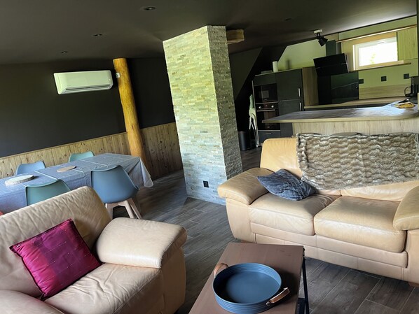 Smart TV, books - 2** mountain chalet. Ideal for a family, dog accepted. Close to skiing and activities. (Cornimont)