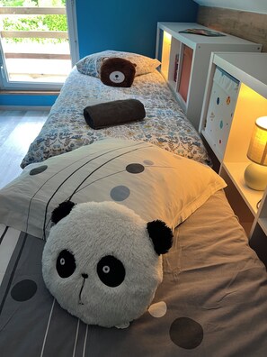 3 bedrooms, desk, travel cot, free WiFi