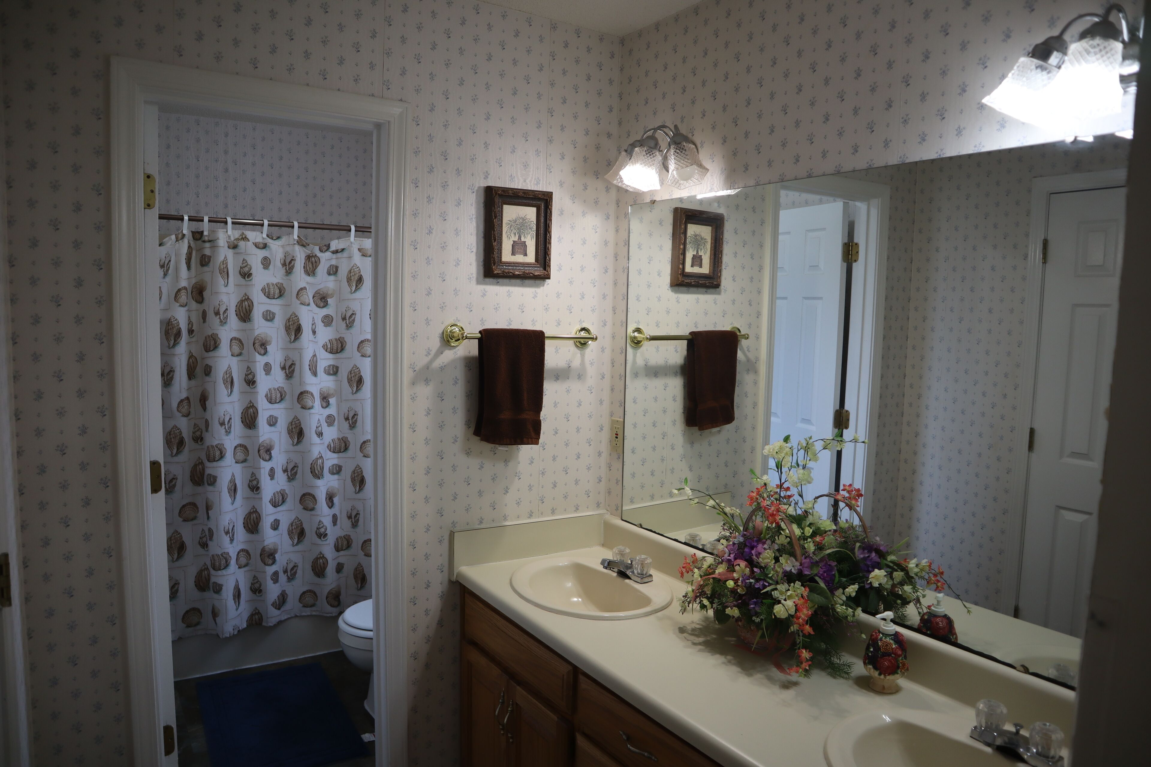 Serviettes fournies, savon, shampoing, papier toilette