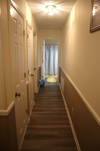 Your Side of Paradise: Gem in a Duplex Haven near Berry College & Tennis Courts

