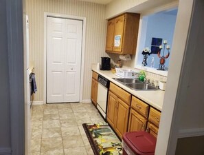 Fridge, microwave, oven, stovetop - Your Side of Paradise: Gem in a Duplex Haven near Berry College & Tennis Courts
(Rome)