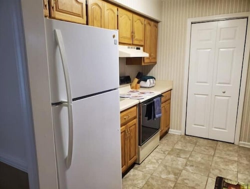 Your Side of Paradise: Gem in a Duplex Haven near Berry College & Tennis Courts
