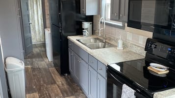 Geladeira, micro-ondas, fogão, cooktop