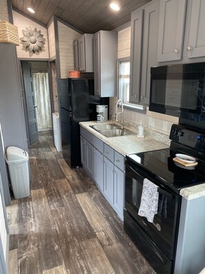 Fridge, microwave, oven, stovetop - Secluded CapeWest Cabin @Graford, TX close to Rocker B (Graford)