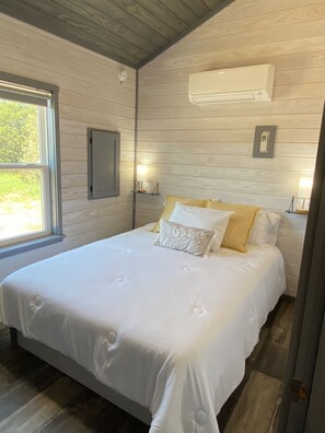 2 bedrooms, iron/ironing board, free WiFi, bed sheets - Secluded CapeWest Cabin @Graford, TX close to Rocker B (Graford)