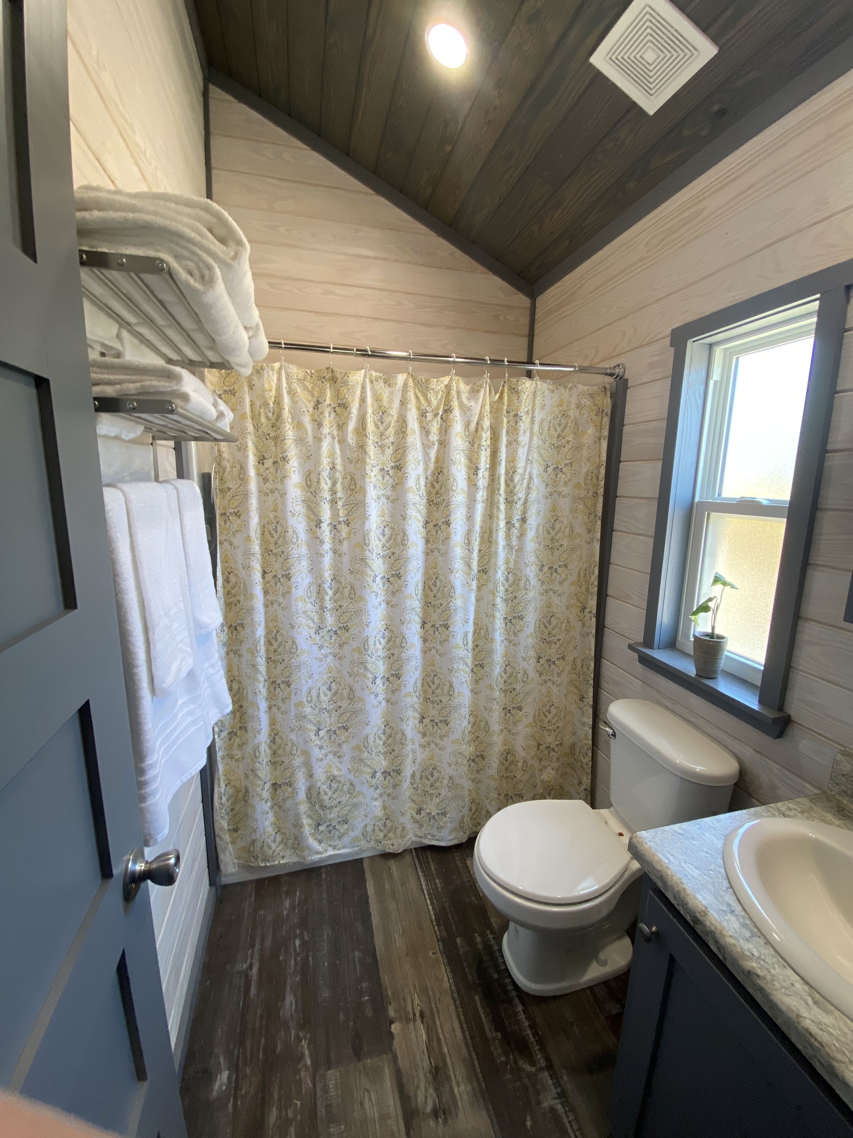 Sèche-cheveux, serviettes fournies, savon, shampoing