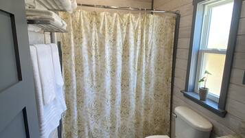 Sèche-cheveux, serviettes fournies, savon, shampoing