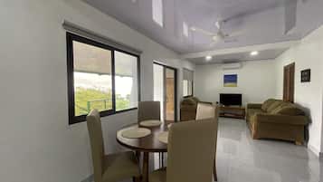 Apartment, Private Bathroom, Ocean View (6) | Dining