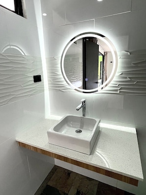 Suite monolocale Deluxe | Bagno | Doccia, soffione a pioggia, asciugamani, sapone