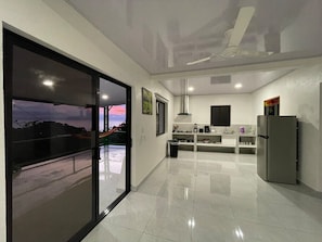 Apartamento, banheiro privativo, vista para o oceano (3) | Cozinha privada | Geladeira, micro-ondas em uma área comum, panela elétrica de arroz