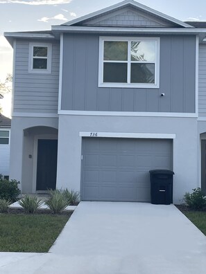 Exterior - Elegant and Airy Modern Home in Quiet Neighborhood 2O mins from JAX Airport (Jacksonville)