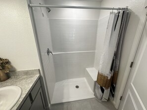 Regadera, bidet, toallas, jabón 
