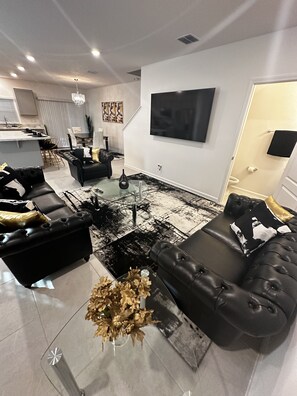 Living area - Elegant and Airy Modern Home in Quiet Neighborhood 2O mins from JAX Airport (Jacksonville)