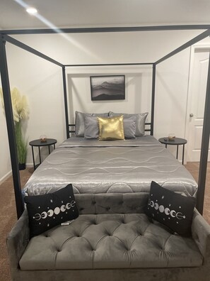 Room - Elegant and Airy Modern Home in Quiet Neighborhood 2O mins from JAX Airport (Jacksonville)