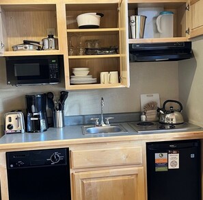 Réfrigérateur, micro-ondes, plaque de cuisson, lave-vaisselle