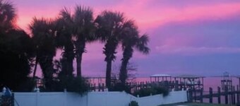 Enjoy this Little paradise detached guest house with your loved ones! pool, Dock