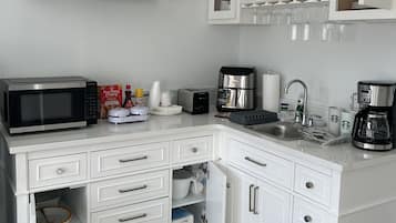 Réfrigérateur, micro-ondes, cafetiÚre/bouilloire, grille-pain