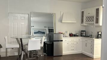 Réfrigérateur, micro-ondes, cafetiÚre/bouilloire, grille-pain