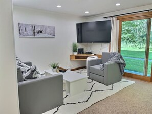 TV connectée, cheminée, livres