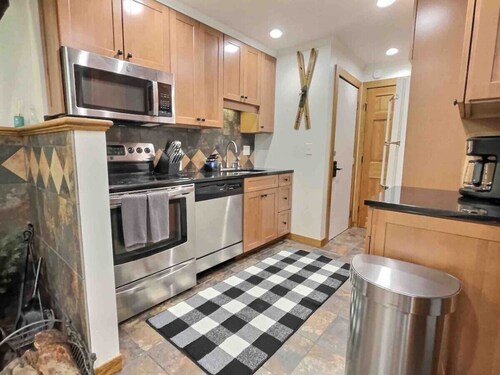 CozyDen - AC, Grill, Bike to Mountain, Porch!