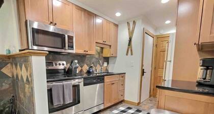 CozyDen - AC, Grill, Bike to Mountain, Porch!