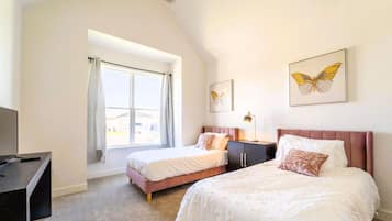 3 bedrooms, desk, iron/ironing board, travel crib