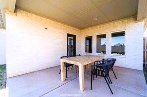 Outdoor dining - Chic New Build - 5 miles to Tech/Covenant/UHC - 2 miles to shopping! (Lubbock)