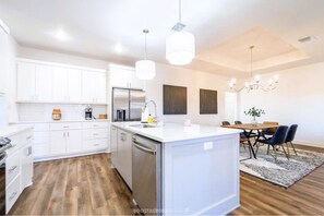 Fridge, microwave, oven, stovetop - Chic New Build - 5 miles to Tech/Covenant/UHC - 2 miles to shopping! (Lubbock)