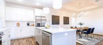 Chic New Build - 5 miles to Tech/Covenant/UHC - 2 miles to shopping!