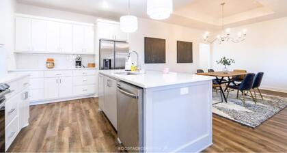 Chic New Build - 5 miles to Tech/Covenant/UHC - 2 miles to shopping!