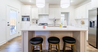 Chic New Build - 5 miles to Tech/Covenant/UHC - 2 miles to shopping!